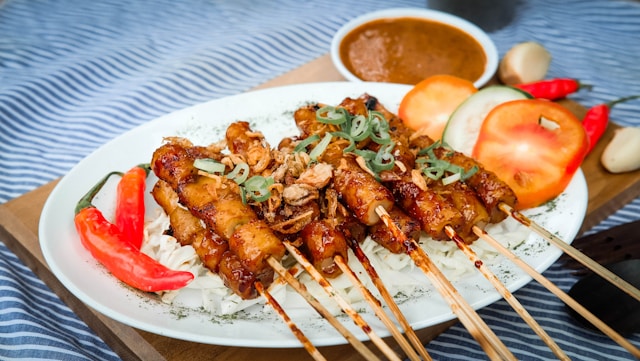 Sate ayam dengan bumbu kacang