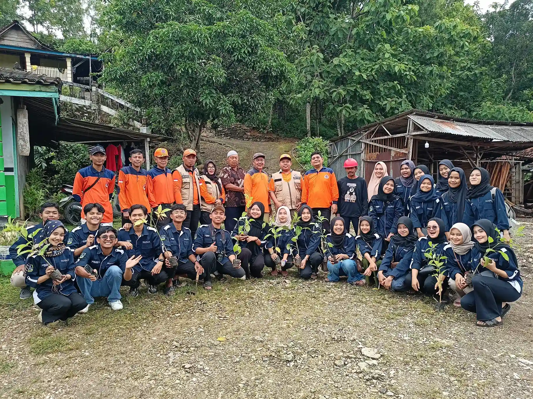 Tim Imapres Kelbang Giriwoyo dalam kegiatan penanaman bersama masyarakat