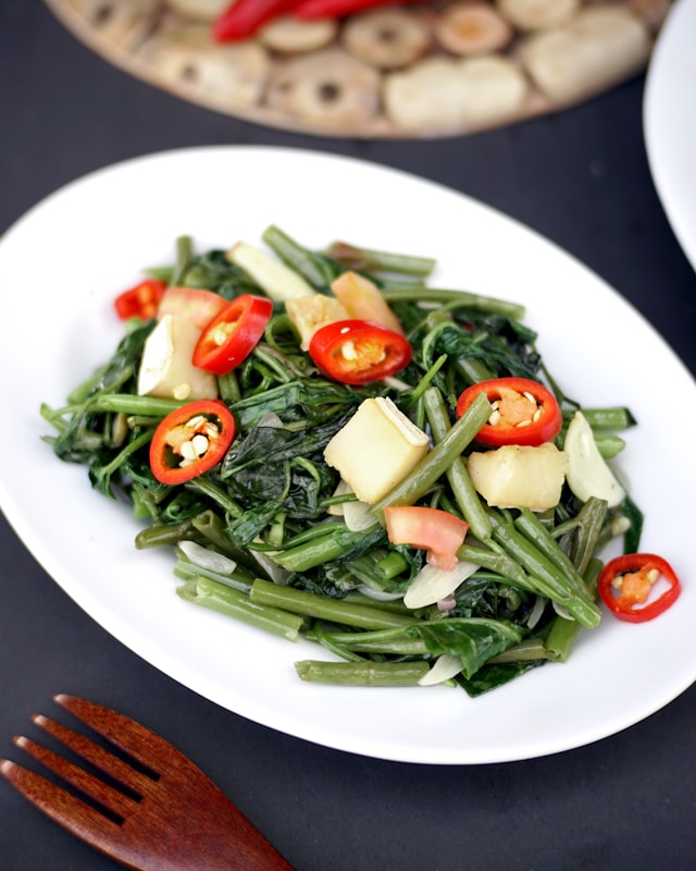 Tumis kangkung dengan cabai