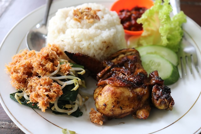 Nasi dengan ayam dan lalapan